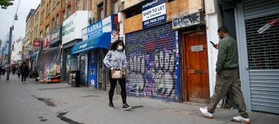 Dos personas pasean por una calle de Londres. Bloomberg|||||