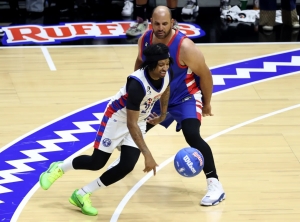 Albert Pujols mostró sus habilidades de baloncesto en el Celebrity Game de la NBA