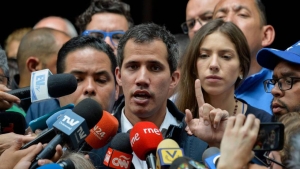 Guaidó redobla la presión para alejar a los militares de Maduro