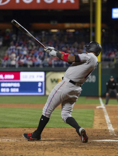 Castro pega jonrón en la décima entrada y Marlins vencen a Filis