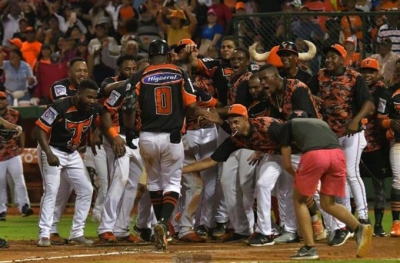 Los Toros blanquean y se aproximan a tercer cetro