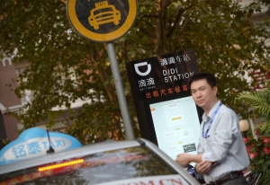  Un conductor de taxi espera a sus clientes en una estación de Didi en Shanghái. AP 