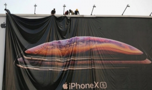 ona publicitaria del Iphone X en Ahmedabad, India. REUTERS/Amit Dave