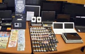 Teléfonos móviles decomisados por la policía en una operación