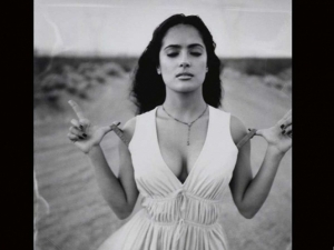 Salma Hayek se disculpa por mensaje sobre libro &#039;racista&#039;