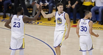 Draymond Green (i), Klay Thompson (c) y Stephen Curry (d) celebran durante el primer partido de la final de la NBA entre Golden State Warriors y Cleveland Cavaliers. (EFE/JOHN G. MABANGLO) 