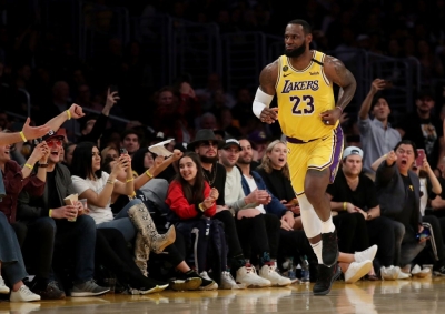 LeBron marca territorio en su primera batalla con Zion Williamson