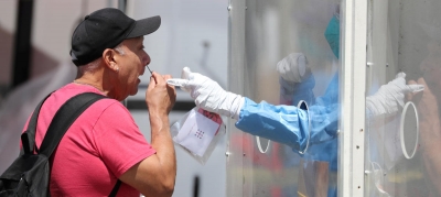 Un hombre se somete a un test en Los Ángeles. REUTERS|||||