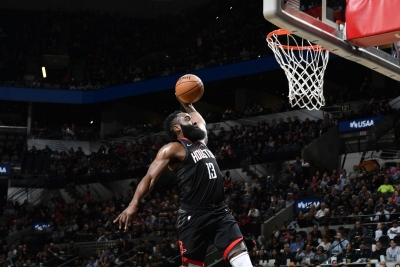 Debacle de Houston y victoria polémica de los Spurs tras dos prórrogas