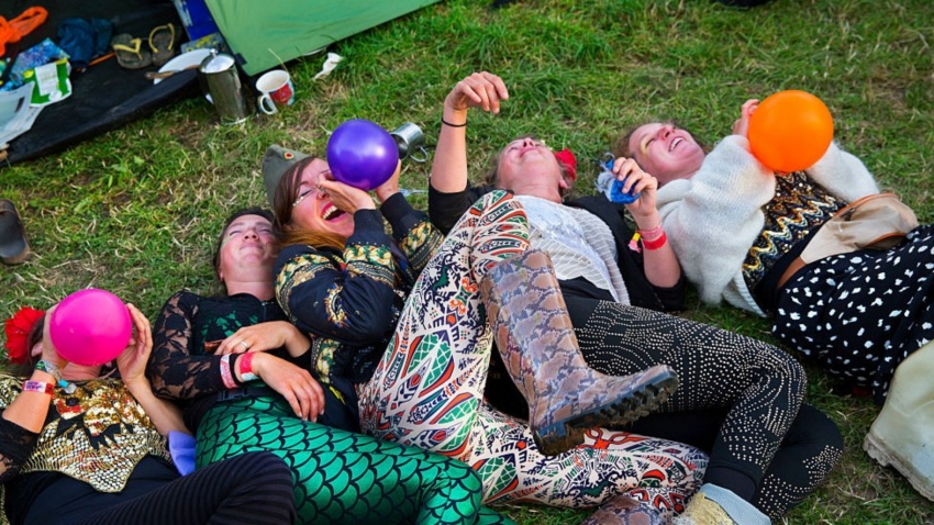 Peligros del gas de la risa, una de las drogas más usadas por los jóvenes en varias partes del mundo