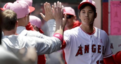 El lanzador abridor de los Angeles Angels, Shohei Ohtani, de Japón, es recibido en el dugout después de la parte superior de la primera entrada en el partido contra los Mellizos de Minnesota disputado en Anaheim, California, el domingo 13 de mayo de 2018. (AP/Chris Carlson) 