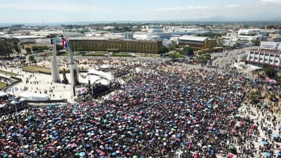 Miles de personas, principalmente jóvenes, desfilaron durante todo el día por la Plaza de la Bandera para reclamar respeto a la Democracia en el país