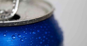 A la venta la lata de bebida que se enfría sola