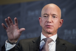 A pesar de drama personal de Bezos, Amazon sigue estable.