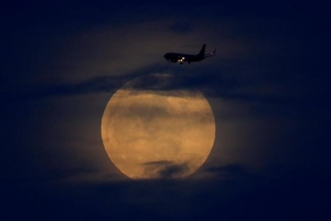 Un avión atraviesa el cielo durante el eclipse lunar. MIKE BLAKEREUTERS