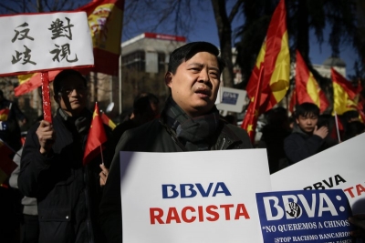 España: chinos protestan bloqueo de sus cuentas bancarias.