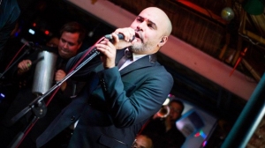 Niegan entrada a cantante Omar Enrique en Colombia por nexos con Nicolás Maduro.