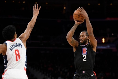 Kawhi Leonard (2) dispara mientras el delantero de los Washington Wizards, Rui Hachimura (8), de Japón, defiende durante la primera mitad de un partido de baloncesto de la NBA, el domingo 8 de diciembre de 2019 en Washington. (AP/NICK WASS)