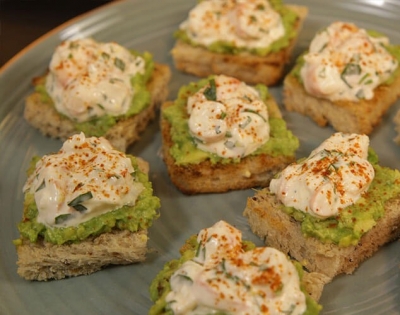 Tostadas de aguacate y langostinos