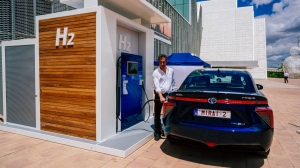 Un conductor carga con hidrógeno su vehículo