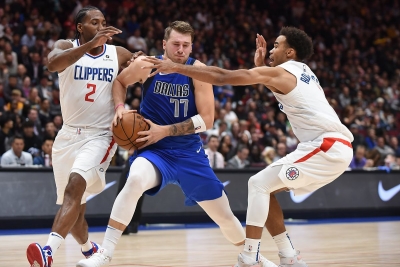 Clippers vencen a Mavs en duelo de equipos enrachados
