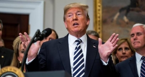 Demócratas piden audiencias para examinar uso de Trump de su móvil personal