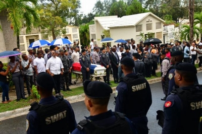 Oficiales, clases y alistados de la Policía Nacional, junto a familiares, dieron el último adiós al teniente Juan Mercedes Vásquez, asesinado el domingo en Los Rosales. J A MALDONADO