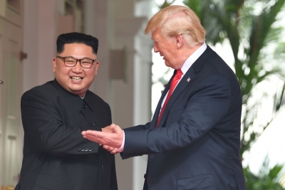 Cumbre Histórica . Donald Trump y Kim Jong Un se saludan en Singapur. ( Afp )