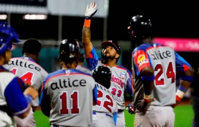 Jordany Valdespín (c) de Toros del Este celebra tras batear un jonrón e impulsar tres carreras este miércoles en un juego de la Serie del Caribe 2020 entre los Toros del Este de República Dominicana y los Cangrejeros de Santurce de Puerto Rico, disputado en el Estadio Hiram Bithorn, en San Juan (Puerto Rico). (EFE/THAIS LLORCA )
