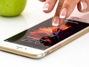 Apple castiga a Google y le revoca licencia para empleados