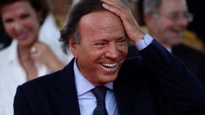 Julio Iglesias intenta escabullirse de la demanda de paternidad