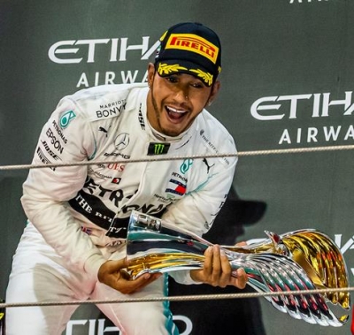 Lewis Hamilton celebra luego de su victoria.