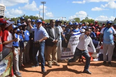 Wendi Méndez y Carlos Martínez realizan el lanzamiento de la primera bola.