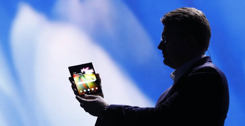  Justin Denison, vicepresidente de Samsung Electronics, muestra el primer móvil de la marca de pantalla plegable. STEPHEN LAM REUTERS