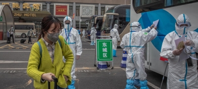 Una mujer en la estación de Wuhan. REUTERS|||||