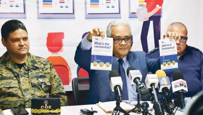 El ministro de Salud Pública, Rafael Sánchez Cárdenas, junto al director del COE, general Juan Manuel Méndez, y el director del hospital Ramón de Lara, Ramón Artiles Santamaría, cuando informaba del primer caso diagnosticado con coronavirus