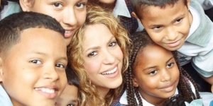 Shakira coloca la primera piedra de dos colegios en Colombia