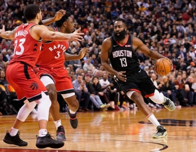 Russell Westbrook encestó 19 puntos y James Harden agregó 23 en el triunfo del equipo de Houston 119-109 sobre los Raptors