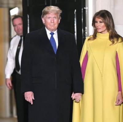 Donald J. Trump y su esposa Melania Trump, llegan a la calle Downing 10, para una recepción, ayer. EFE