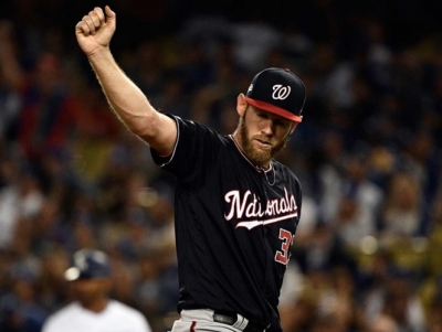 Stephen Strasburg logró marca de 5-0 en playoffs incluida la Serie Mundial. (Reuters)